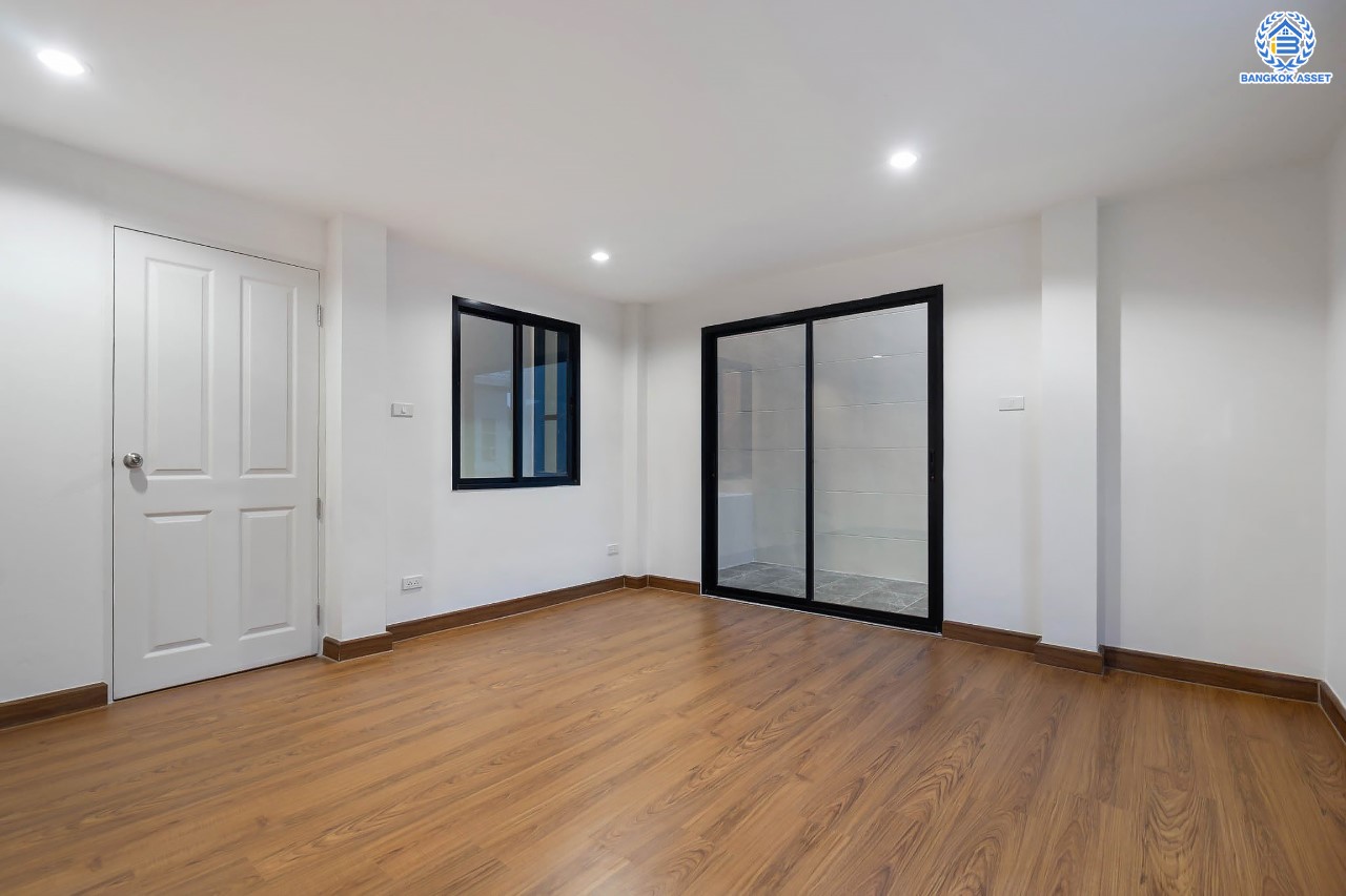 บ้านมือสองตกแต่งใหม่ ม.เศรณี ดอนเมือง-สรงประภา เนื้อที่ 27.7 ตร.ว. ฟังก์ชันจัดเต็ม 4 ห้องนอน 3 ห้องน้ำ จอดรถได้ 1 คัน ตอบโจทย์ครอบครัวใหญ่ มีความเป็นส่วนตัว เดินทางเข้าสู่ใจกลางเมืองได้อย่างสะดวกสบาย ใกล้สนามบินดอนเมือง และทางด่วนศรีสมาน...